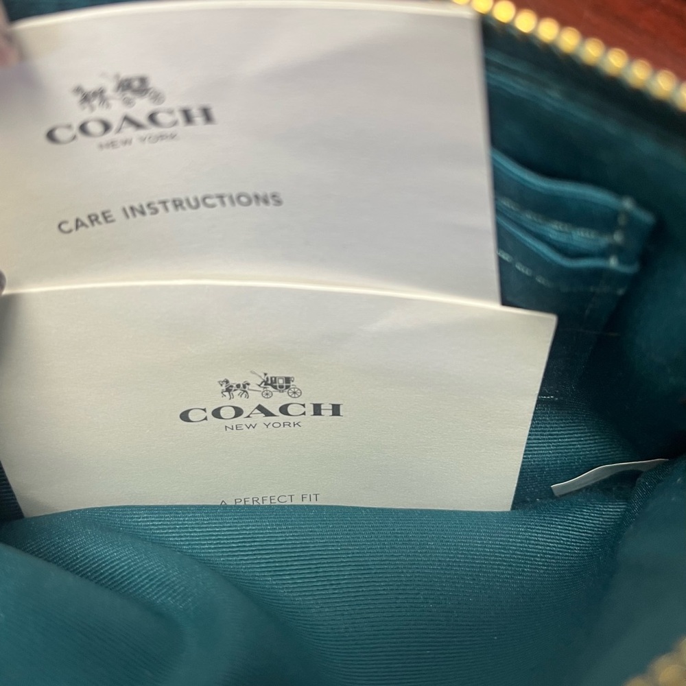 ⭐️⚡️Coach Blue Leather Wristlet - Picture 9 of 12